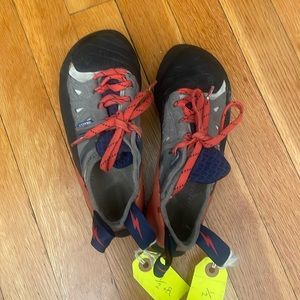 Evolv Oracle Climbing Shoes - Size 7